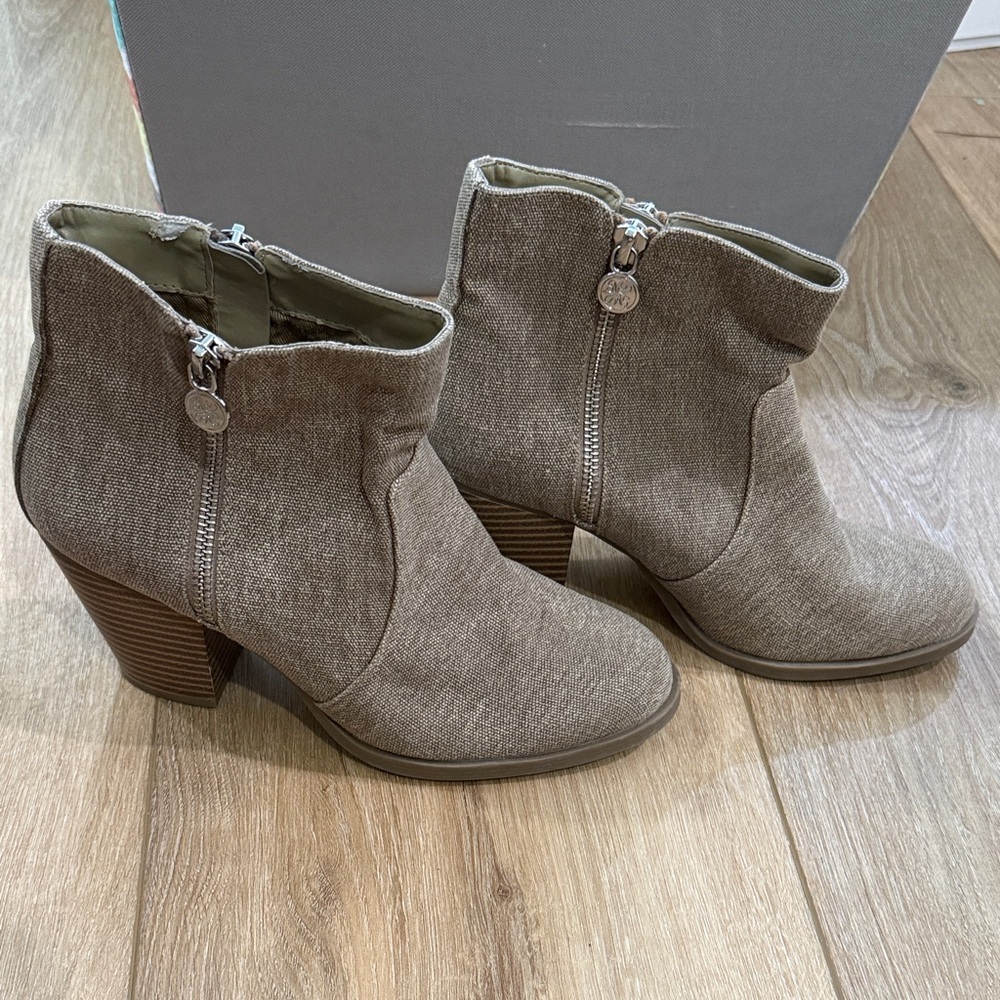 Simply Vera Vera Wang Tan Ankle Boots